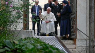 Papst Franziskus betet beim Campo Santo Teutonico für die Verstorbenen